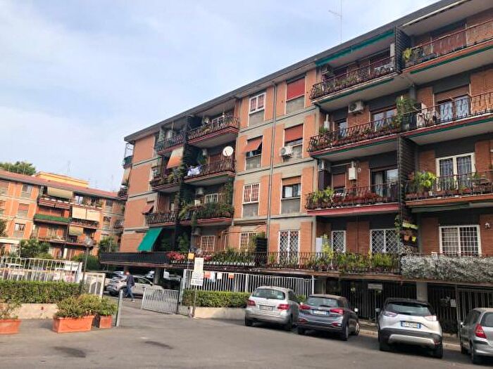 Appartamento trilocale in vendita in Via Casole dElsa, Roma
