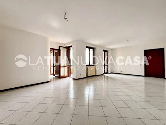 Appartamento quadrilocale in vendita in Via Novembre, Bareggio