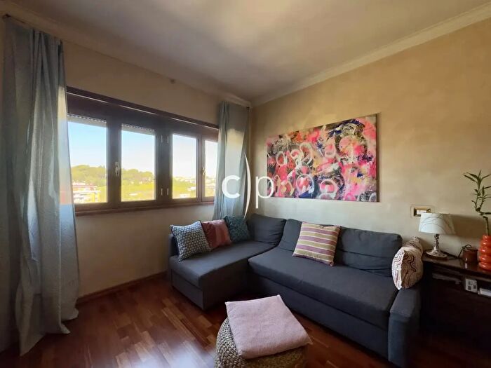 Appartamento trilocale in vendita in Via Pescaglia, Roma