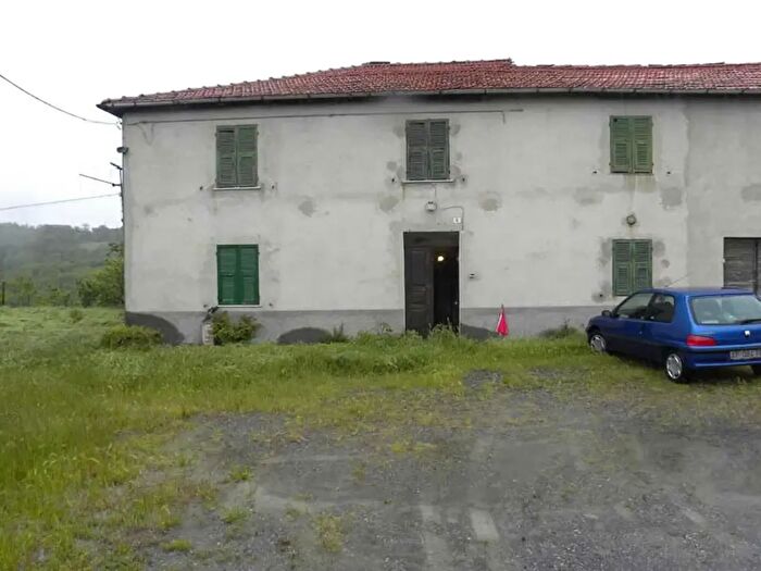 Casa con 9 locali in vendita in Truti, Pareto
