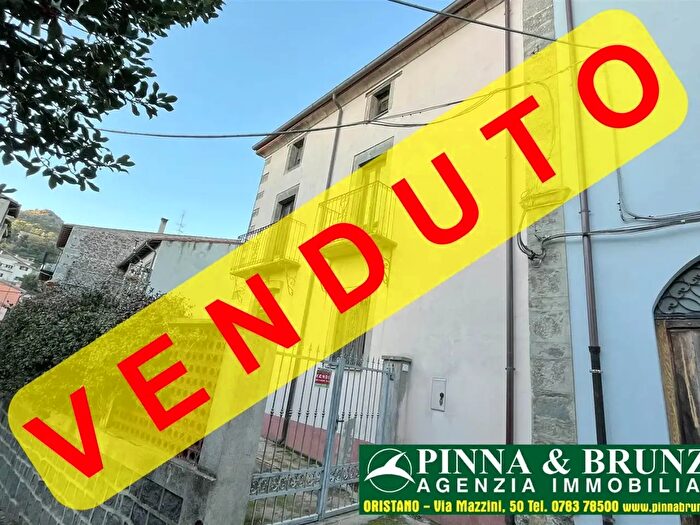 Casa con 12 locali in vendita in Via Angioi, Santu Lussurgiu