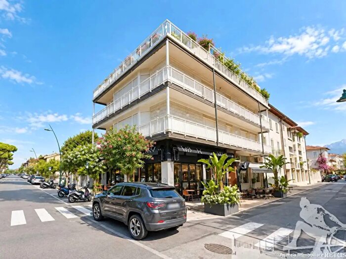 Appartamento con 6 locali in affitto in Forte Dei Marmi