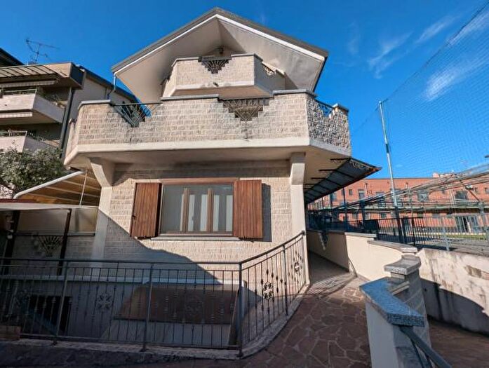 Appartamento quadrilocale in vendita in Via Bergamina, Pero