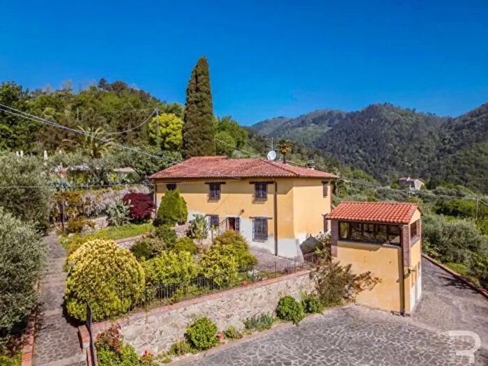 Casa con 6 locali in vendita in Via Lucchese, Pescia
