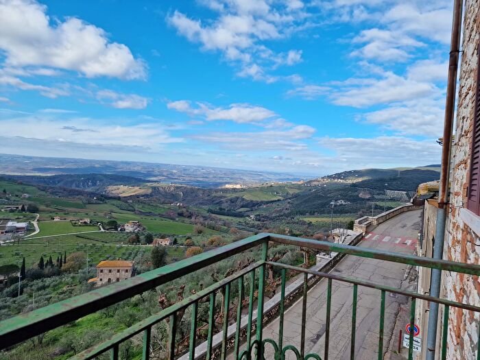 Casa con 14 locali in vendita in Viale Regina Margherita, Lugnano In Teverina