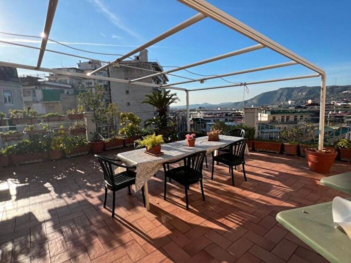 Appartamento con 5 locali in affitto in Via Raffaele Morghen, Vomero, Napoli