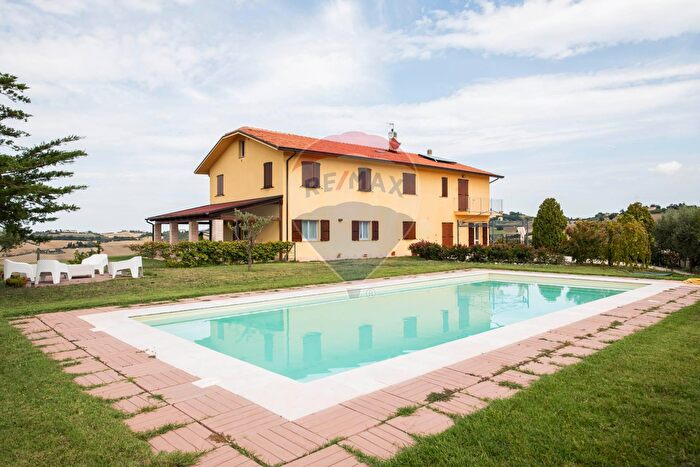 Casa con 20 locali in vendita in Via Solindio, Ostra