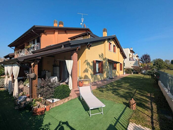 Casa quadrilocale in vendita in Via Tre Santi, Settimo Balconi, Pescantina