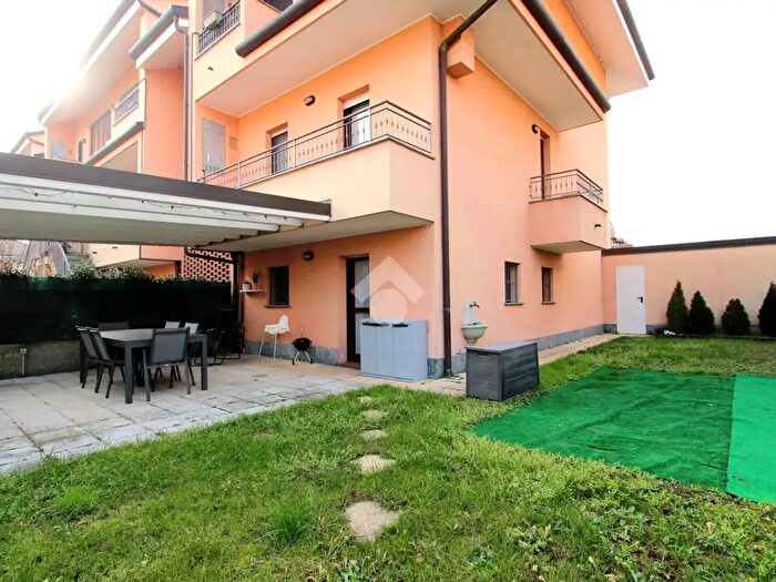 Appartamento trilocale in vendita in Via Isonzo, Bareggio