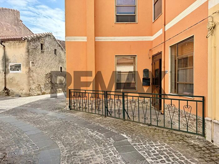 Casa con 9 locali in vendita in Via Domenico Azuni, Thiesi