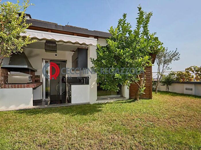 Appartamento con 6 locali in vendita in Via Fiordalisi, Milano