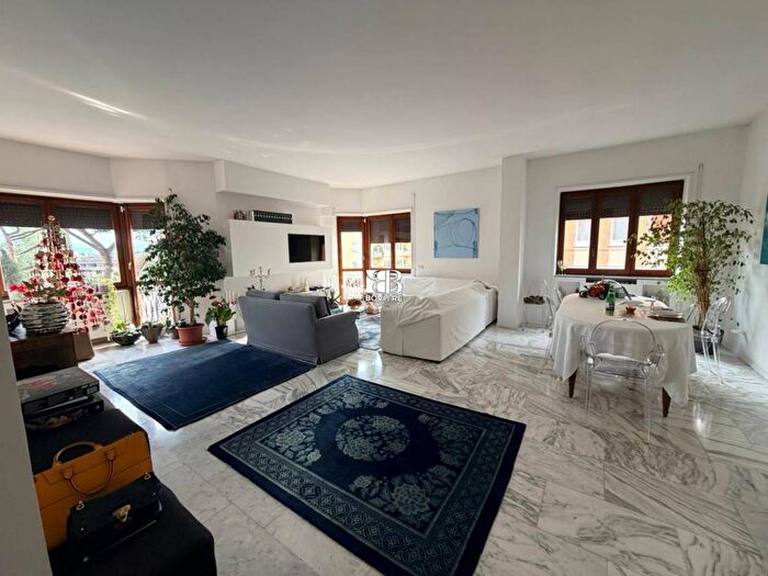 Appartamento con 5 locali in affitto in Via Bevagna, Fleming, Roma