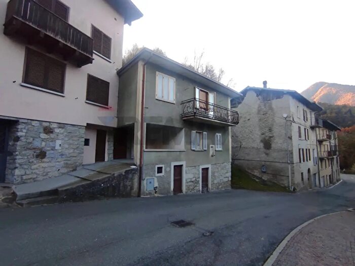 Casa con 13 locali in vendita in Bienno