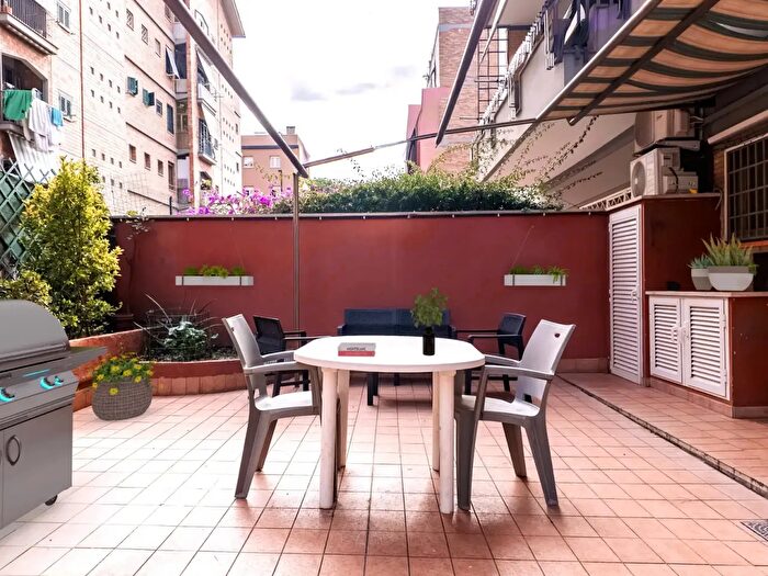 Appartamento trilocale in vendita in Via Diego Simonetti, Roma