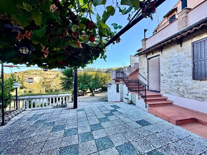 Casa con 6 locali in vendita in Cingoli