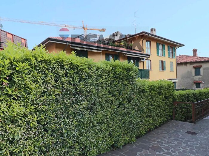 Appartamento trilocale in vendita in Via Garibaldi, Almenno San Salvatore