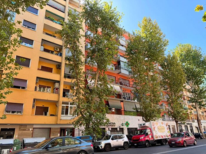 Appartamento trilocale in affitto in Via Oderisi da Gubbio, Marconi, Roma