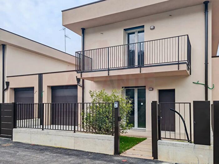 Casa quadrilocale in vendita in Via Vittorio Emanuele II, Capriolo