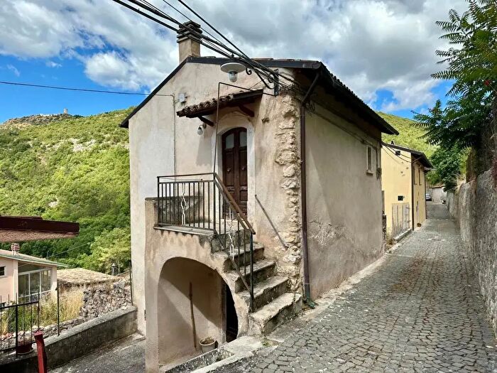 Casa trilocale in vendita in Via Fonte Amore Snc, Caporciano