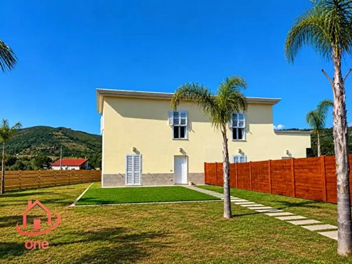 Casa trilocale in vendita in Via Salvator Rosa, Castellabate