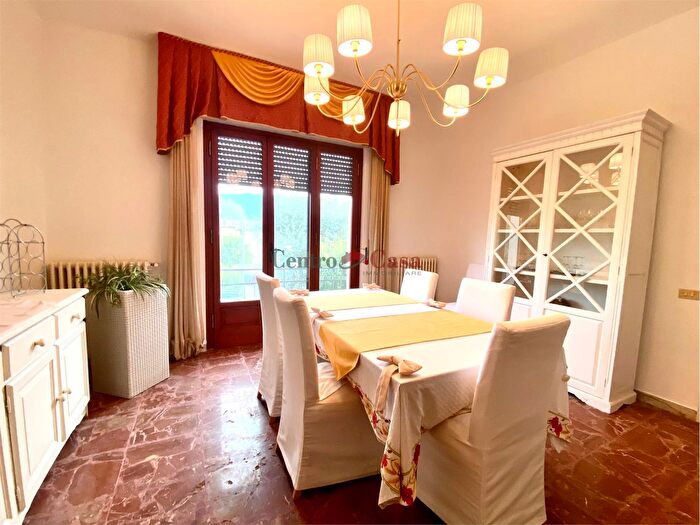 Casa con 5 locali in vendita in Lucca