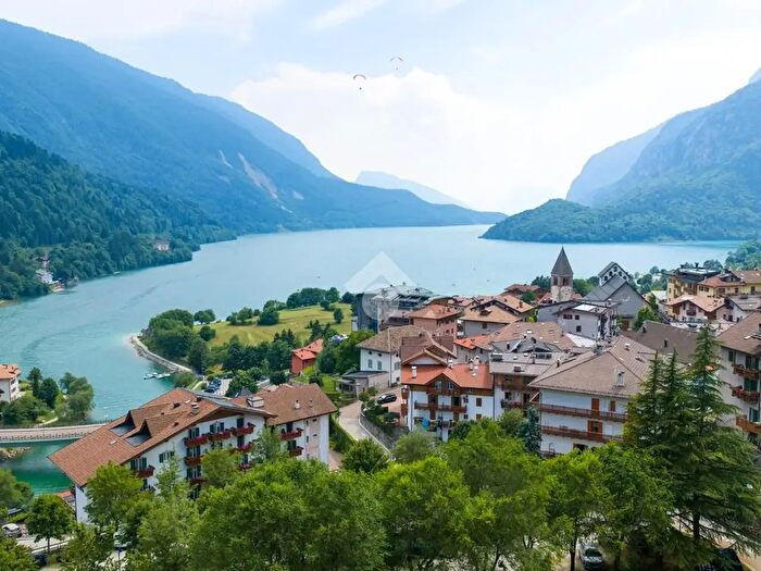Appartamento quadrilocale in vendita in Via Nazionale, Molveno