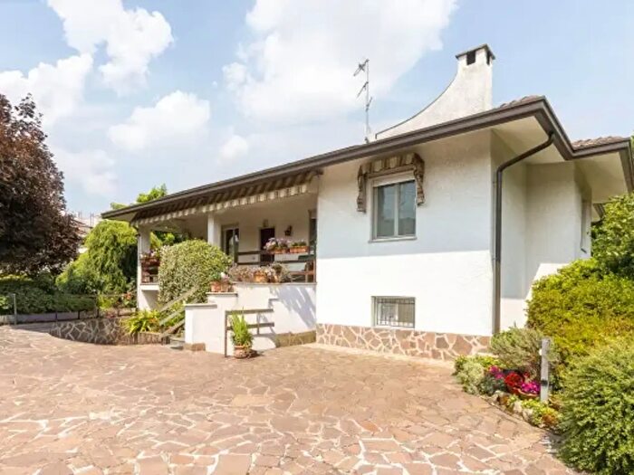 Casa quadrilocale in vendita in Via San Luigi, Usmate Velate