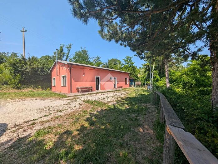 Casa con 6 locali in vendita in Via Provinciale Onferno, Gemmano