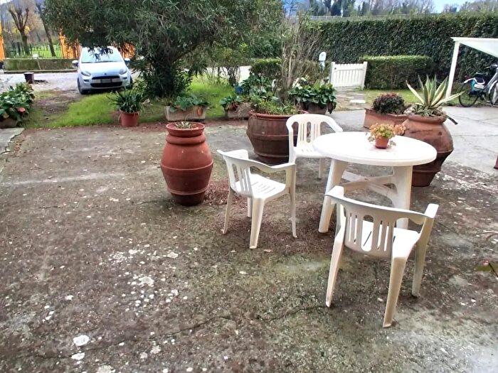 Casa con 8 locali in vendita in Lucca