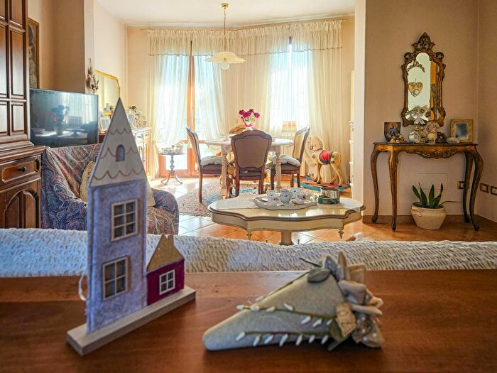 Casa con 5 locali in vendita in Cascina