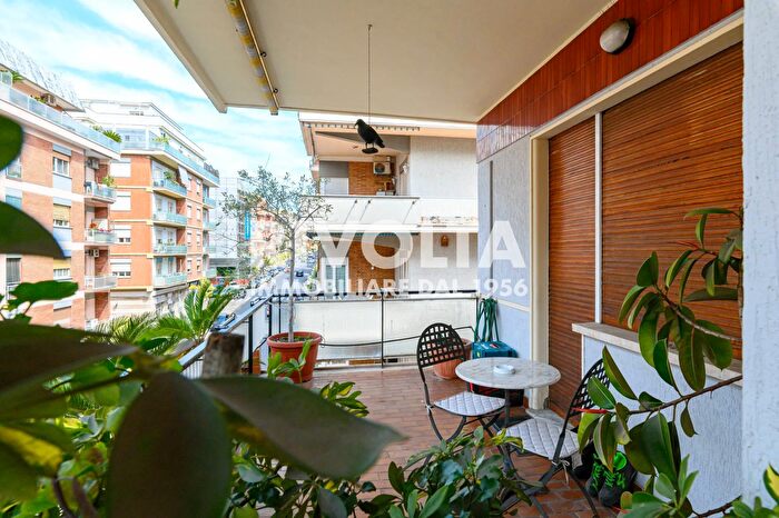 Appartamento con 6 locali in vendita in Via Ugo De Carolis, Roma