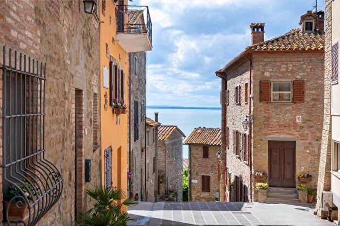 Casa con 6 locali in vendita in Via Bartolomeo Borghi, Magione