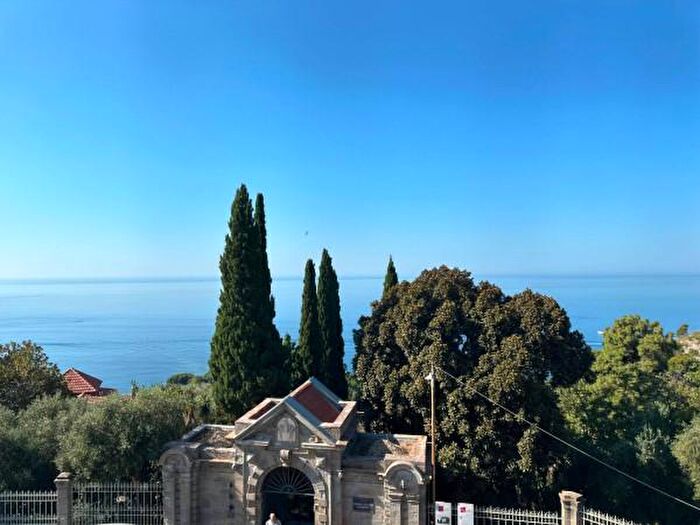 Appartamento trilocale in vendita in Vico Hanbury, Ventimiglia