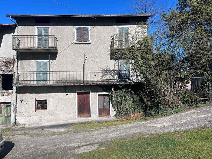 Casa con 8 locali in vendita in Colico