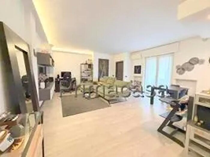 Appartamento trilocale in vendita in Via Maggio, Verona