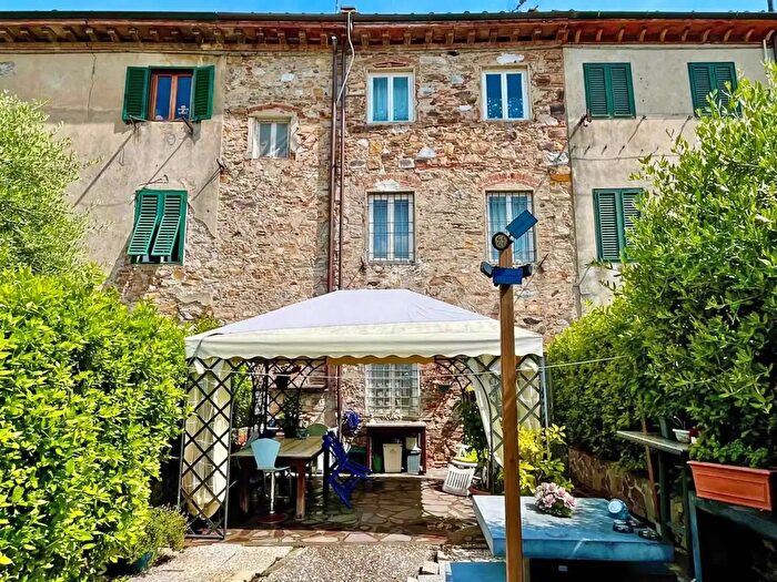 Casa con 6 locali in vendita in Lucca