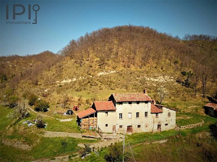 Casa con 17 locali in vendita in Ferrere, Cairo Montenotte