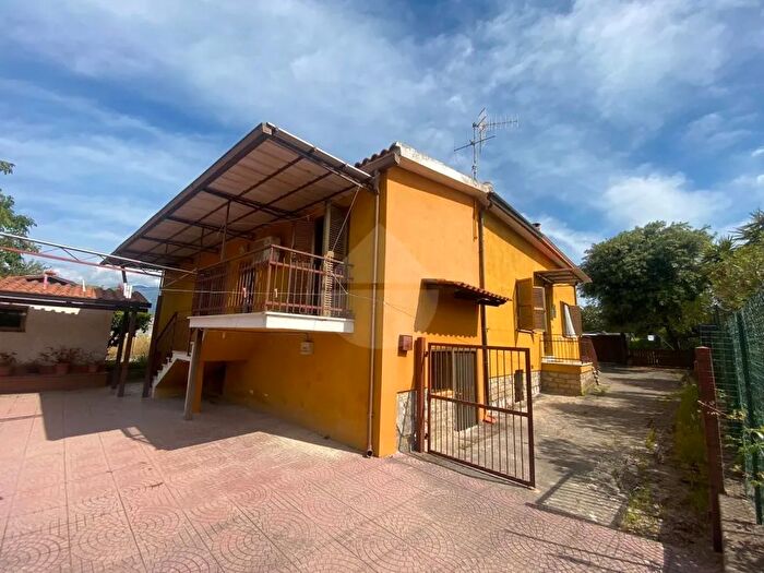 Casa con 8 locali in vendita in Minturno