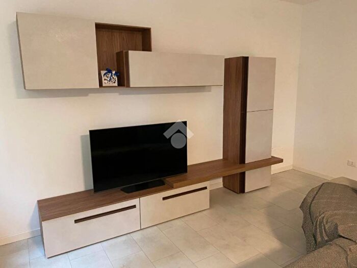 Appartamento trilocale in affitto in Via legnago, Borgo Roma, Verona