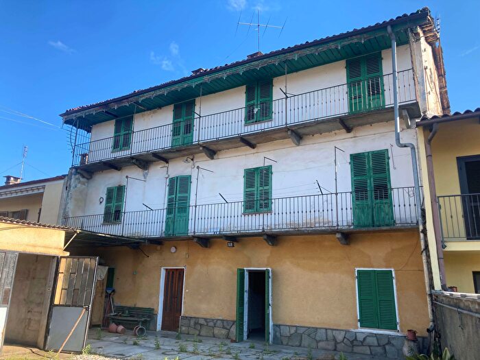 Casa con 10 locali in vendita in Bricherasio
