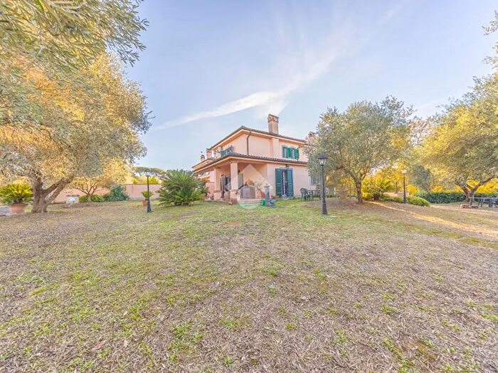 Casa con 8 locali in vendita in Via Giorgio dal Piaz, Roma