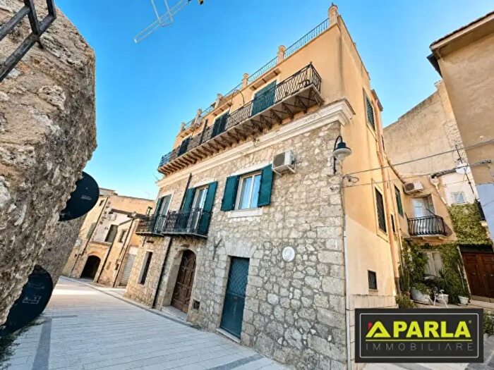Casa con 6 locali in vendita in Piazza Novembre, Canicatti'