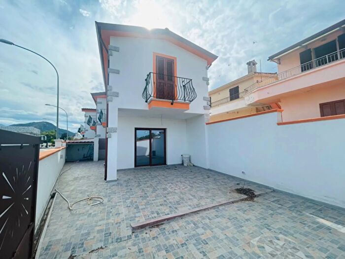 Casa quadrilocale in vendita in Posada