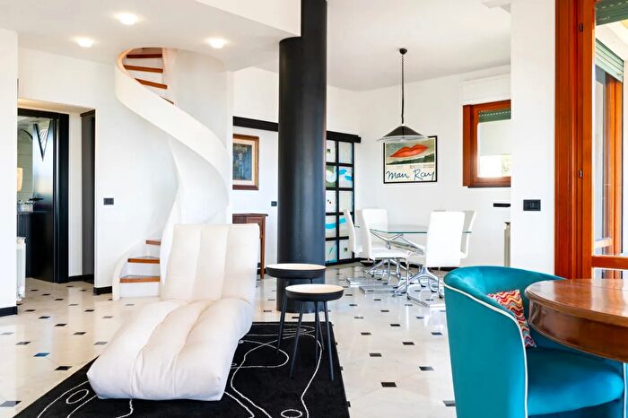 Appartamento con 14 locali in vendita in Viale Quartara, Genova