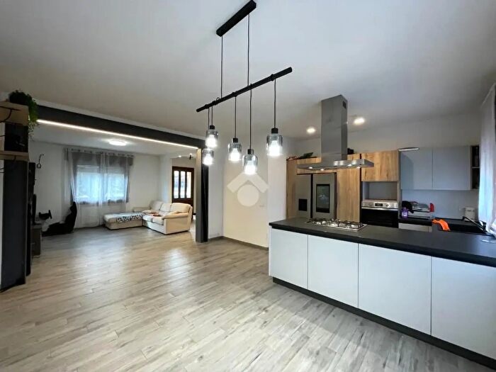 Casa quadrilocale in vendita in Via Tre Case, Tezze Sul Brenta