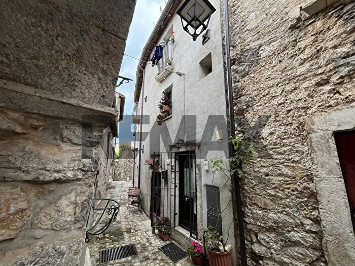 Casa quadrilocale in vendita in Via Stretta, Barrea
