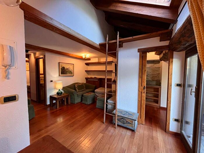 Casa trilocale in affitto in Via dei Giardini, Centro, Courmayeur