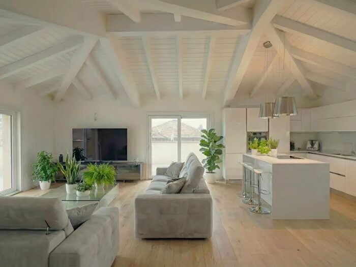 Appartamento con 6 locali in vendita in Vittorio Emanuele Secondo, Albinea