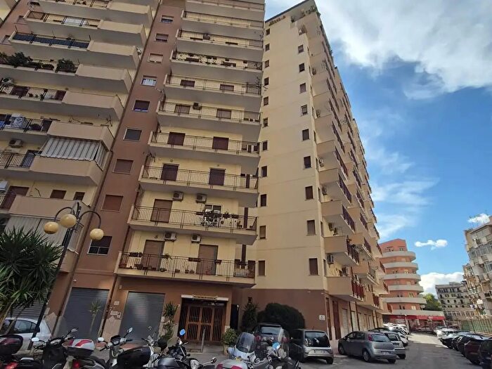 Appartamento con 9 locali in vendita in Palermo