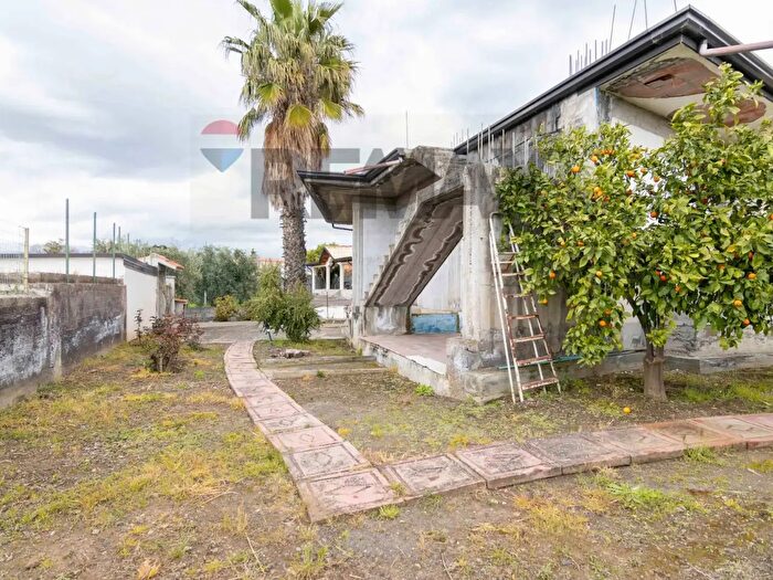 Casa con 6 locali in vendita in Via Giordano Bruno, Belpasso